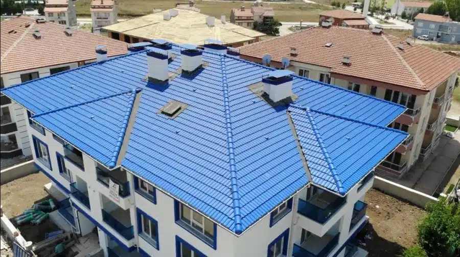 Bloc cu acoperiș din țiglă de beton albastră