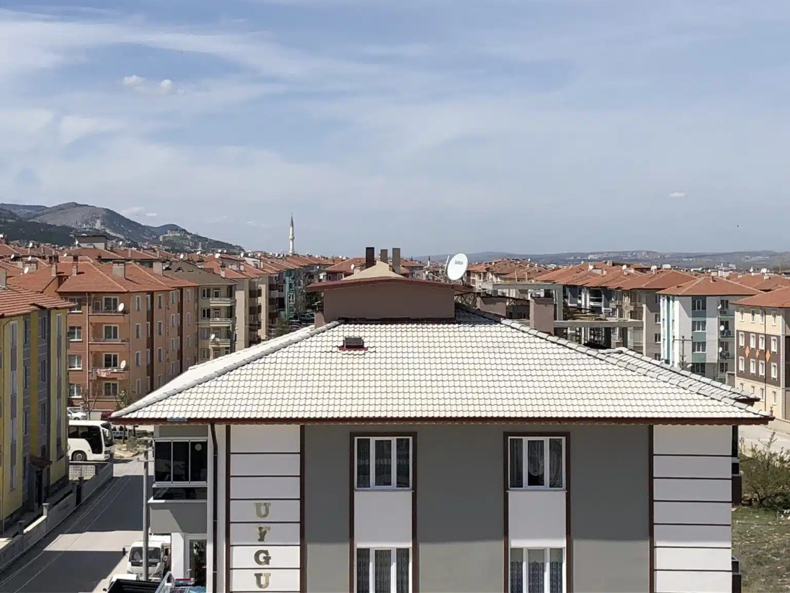 Bloc cu acoperiș din țiglă de beton gri natural