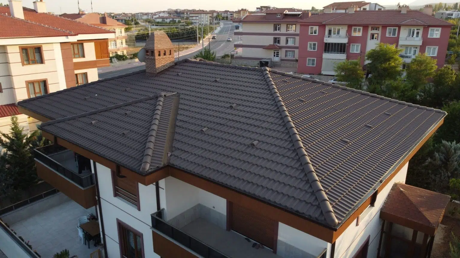 Casă cu acoperiș din țiglă de beton maro închis