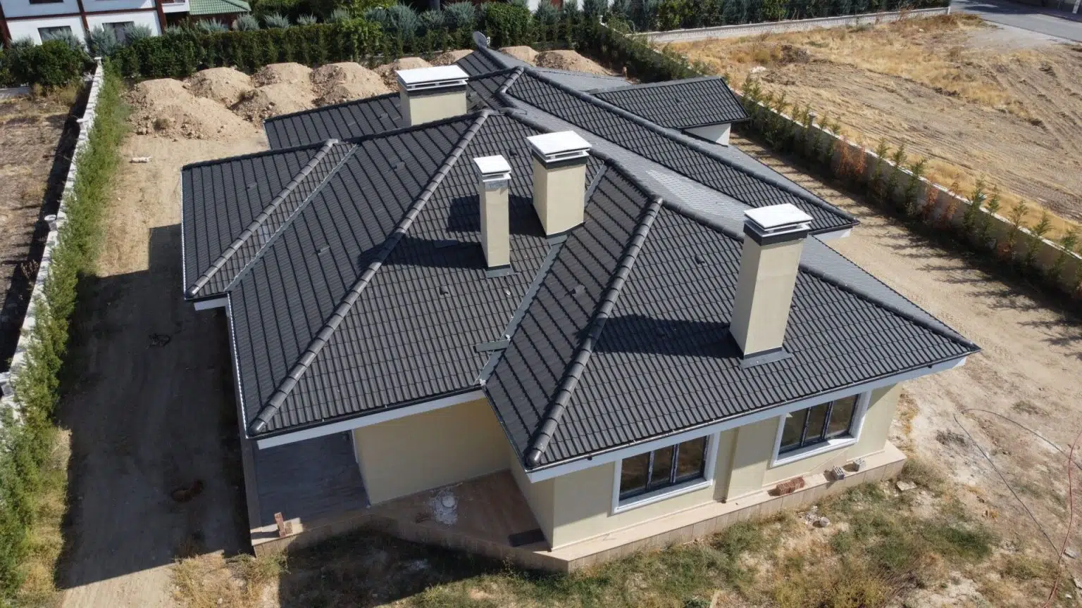 Casă individuală cu acoperiș din țiglă de beton gri antracit